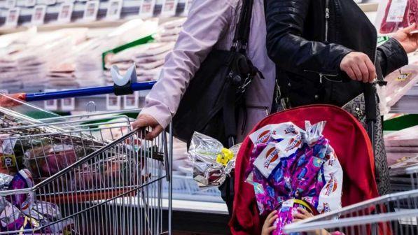 Istat: il reddito delle famiglie sale di poco, giù risparmio e potere d'acquisto