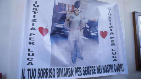 Delitto di Roma, grande folla ai funerali di Luca Varani: "Chiediamo giustizia"