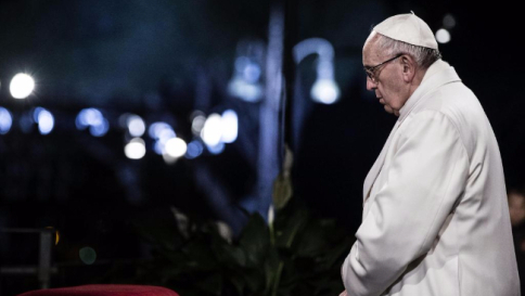 La Via Crucis di Francesco: "La croce è nei profughi e nelle vittime del terrorismo"