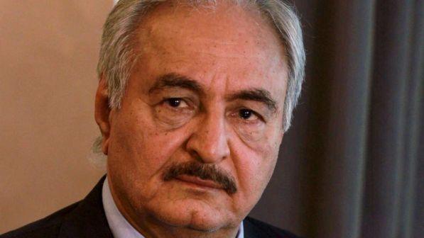 Libia, Haftar: "Vi aiutiamo a fermare i migranti, ma dateci gli elicotteri"