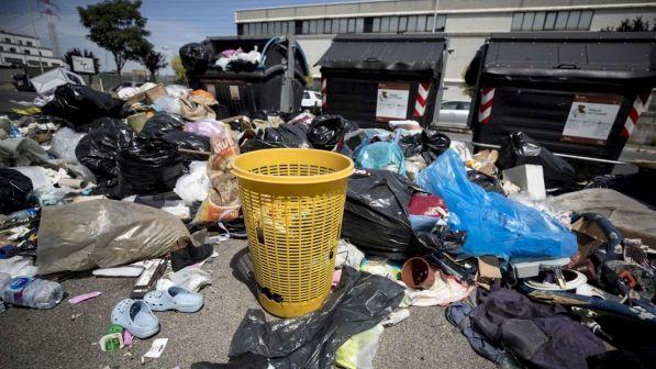 Rifiuti Roma, procura apre indagine sulla mancata raccolta