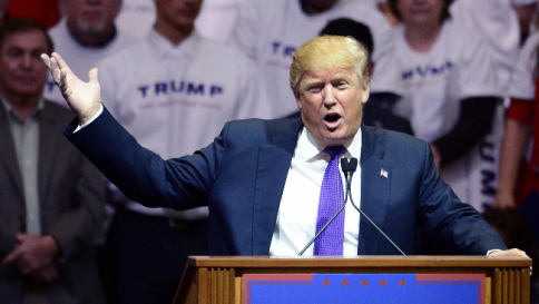 Donald Trump, contestatori cacciati