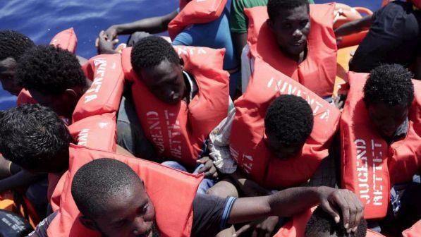 Strage di migranti sulle coste dello Yemen: bombe su un barcone, morti