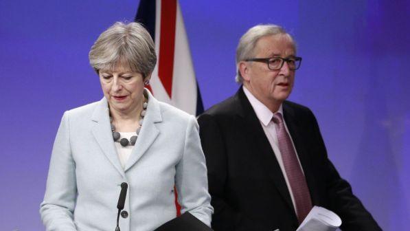 Brexit, lite May-Juncker: "Come mi hai chiamato? Non sono fumosa"