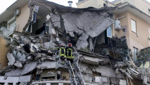 Roma, crollano 3 piani di un palazzo sul Lungotevere: diffide a lavori nel 2012