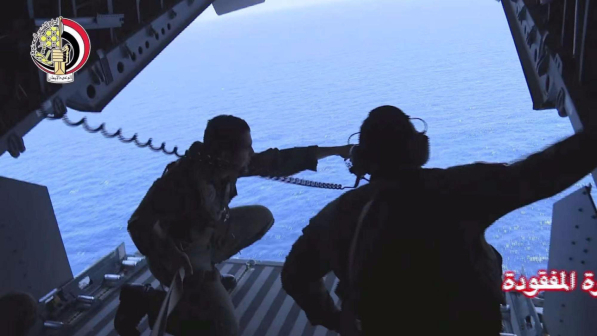 Egyptair, tutti gli allarmi sul volo MS804 e l'ipotesi del meteorite