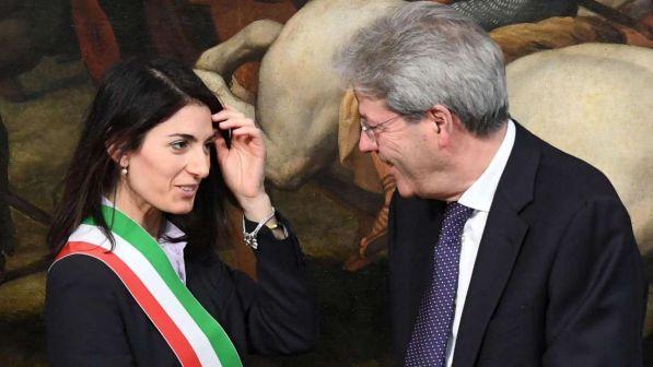 Roma, scontro Raggi-Gentiloni: il premier accusa il sindaco di scarsa efficienza, lei lo taccia di "chiacchiere elettorali"