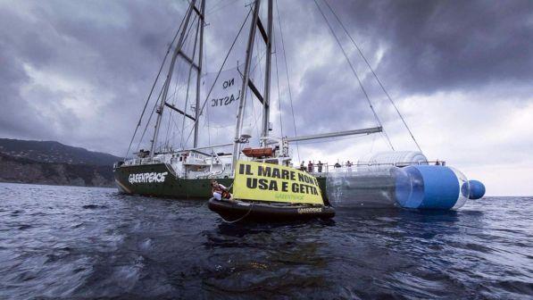 Troppa plastica in mare, Greenpeace: "Riciclare non basta, meno produzione"