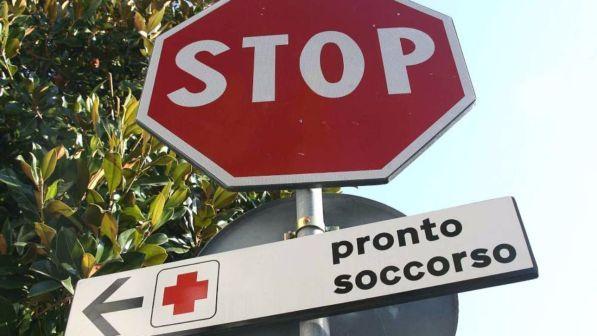 Il reparto di ostetricia è chiuso, partorisce per strada nel Leccese