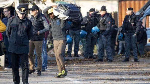 Migranti, boom di richieste di asilo: Cassazione sommersa dai ricorsi | Salvini: "Sono carta straccia"
