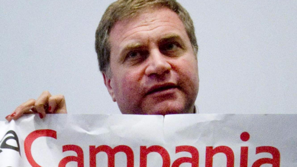 Camorra, perquisite le case del presidente Pd della Campania Stefano Graziano: "Mi autosospendo"