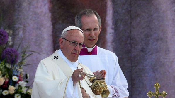 Il Papa: "Migranti opportunità di crescita e dialogo tra culture"