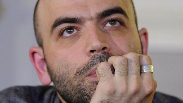 Saviano in un liceo di Forlì: bufera sul preside che impone l'acquisto del libro