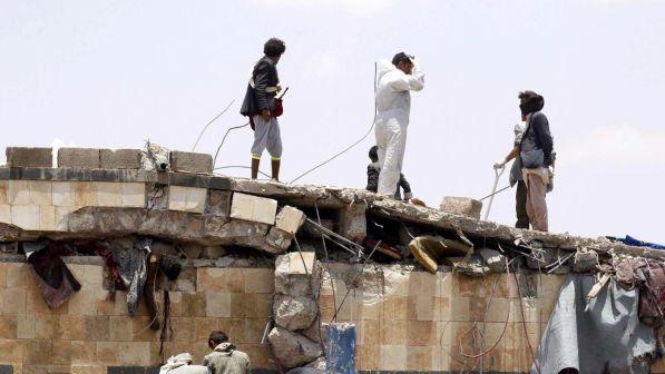 Yemen, un raid colpisce un hotel: si temono sessanta morti