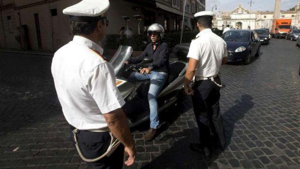 Roma, cade platano su autobus: lievemente ferito il conducente