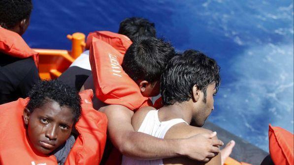 Migranti, barcone con 450 supera Lampedusa e va verso la Sicilia