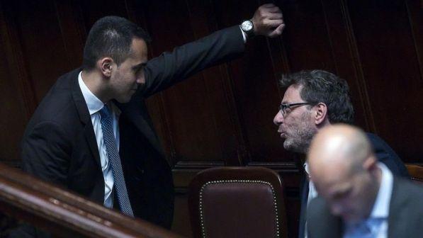 Governo, Di Maio a Giorgetti: "Contratto firmato con Salvini" | "Riforme costituzionali nel 2019"