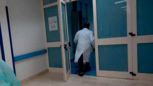 Arezzo, 44enne aggredisce un medico e un tecnico Asl
