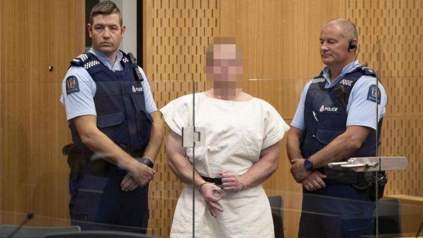 Nuova Zelanda, il killer spedì il suo manifesto alla premier | E in aula in tribunale fa il gesto dei suprematisti