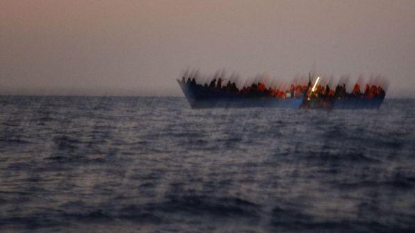 Barcone con 150 migranti in difficoltà al largo della Libia