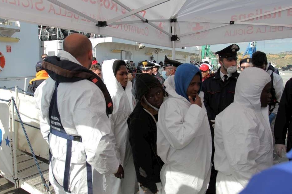 immigrati immigrazione barcone profughi guardia costiera
