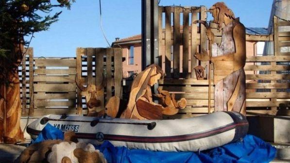 A Bologna il presepe della discordia: Gesù nasce su un gommone, è polemica