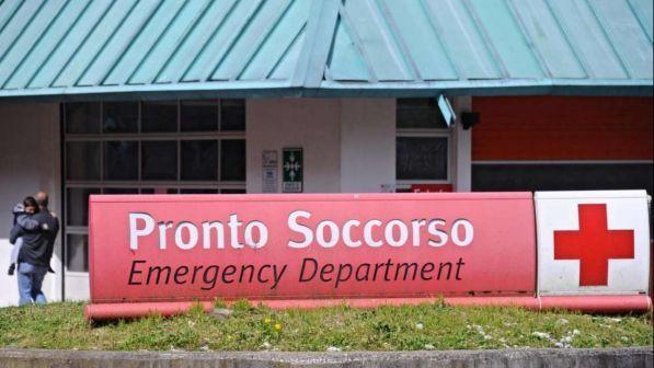Grosso ramo cade in parco a Mantova: 4 feriti, uno è grave