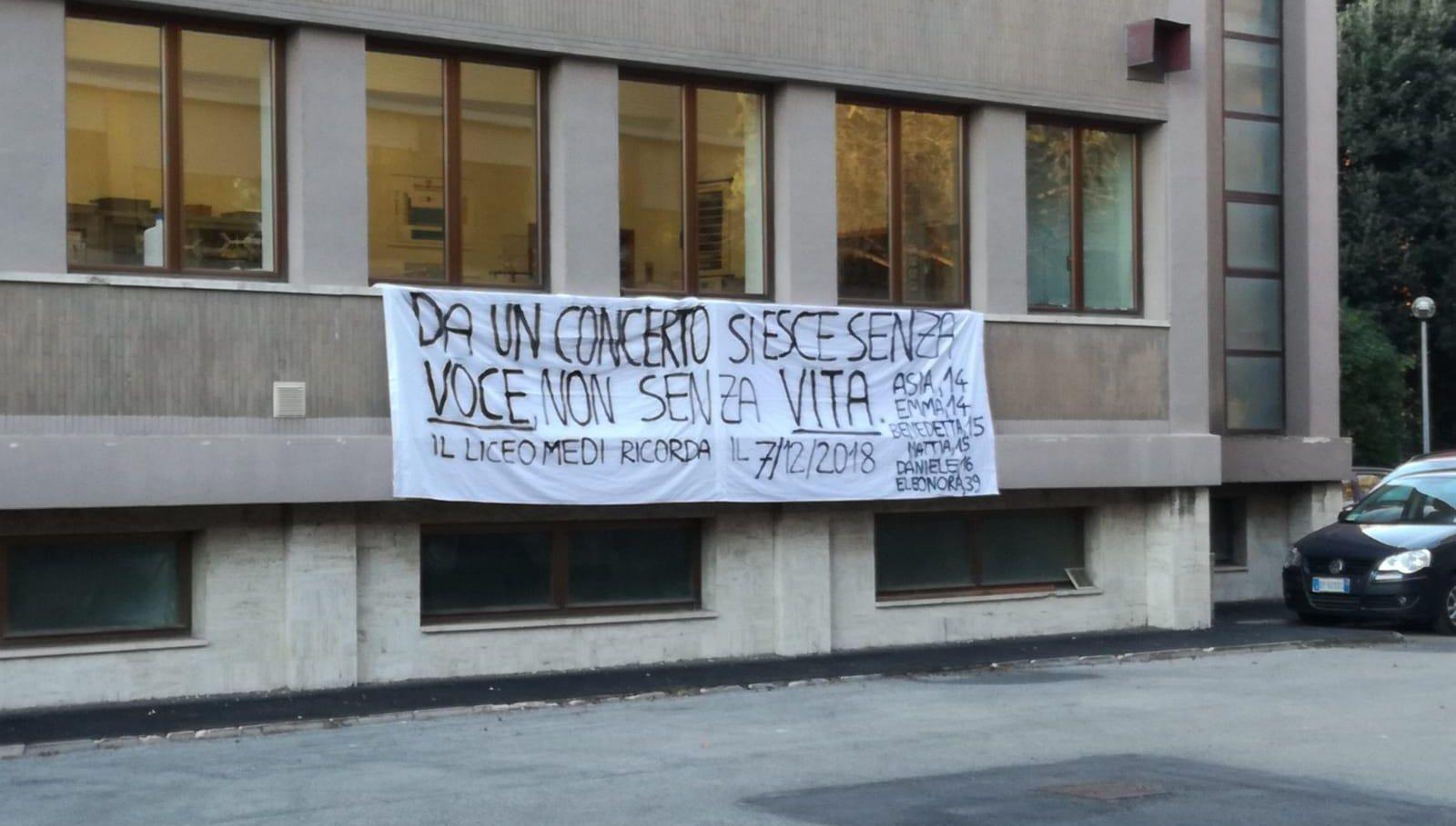 Strage Corinaldo, gli studenti: "Da un concerto si torna senza voce, non senza vita"