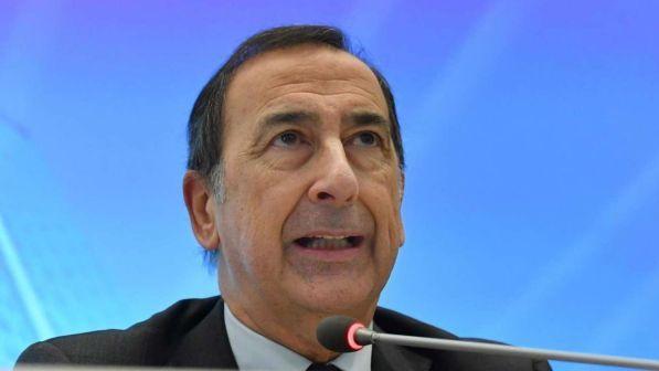 Periferie Milano, il sindaco Sala contestato dagli antagonisti | "Tornatene nella tua casa di lusso"