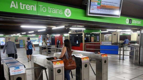 Milano, sassi contro treni della metro: presi due 13enni