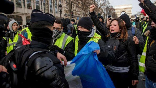 Gilet gialli, nuovi scontri a Parigi: manifestante perde una mano