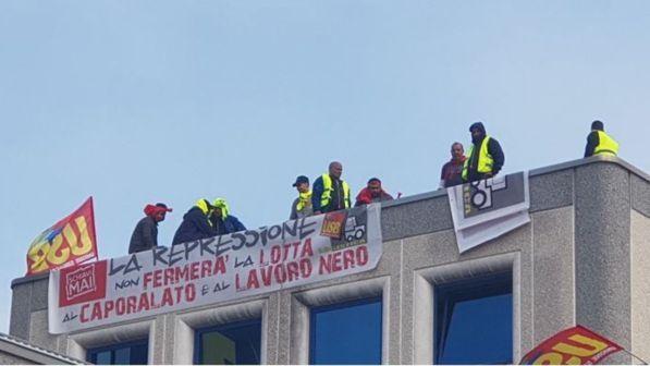 Piacenza, dopo 16 giorni lavoratori scendono dal tetto della Gls