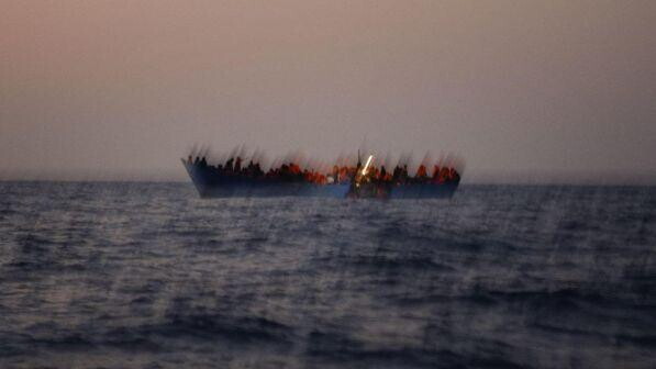 Barcone fantasma sbarca a Lampedusa, a bordo 78 migranti