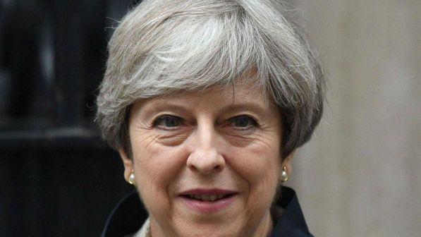 Brexit, May: "Stop agli europei in cerca di lavoro in Gb" | "Riprendiamo il controllo dei nostri confini"