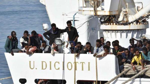 Migranti della Diciotti, trafficanti tagliano un dito a un bimbo per ricattare genitori