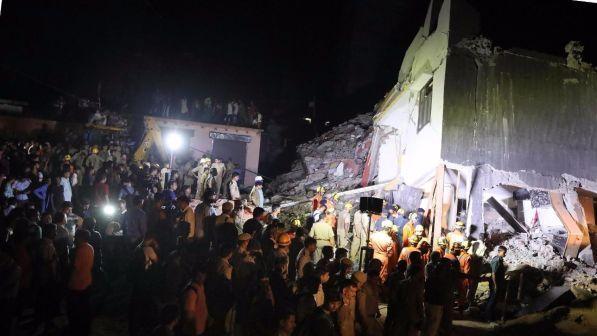 Crollo New Delhi, si aggrava bilancio: almeno 3 morti e 10 dispersi