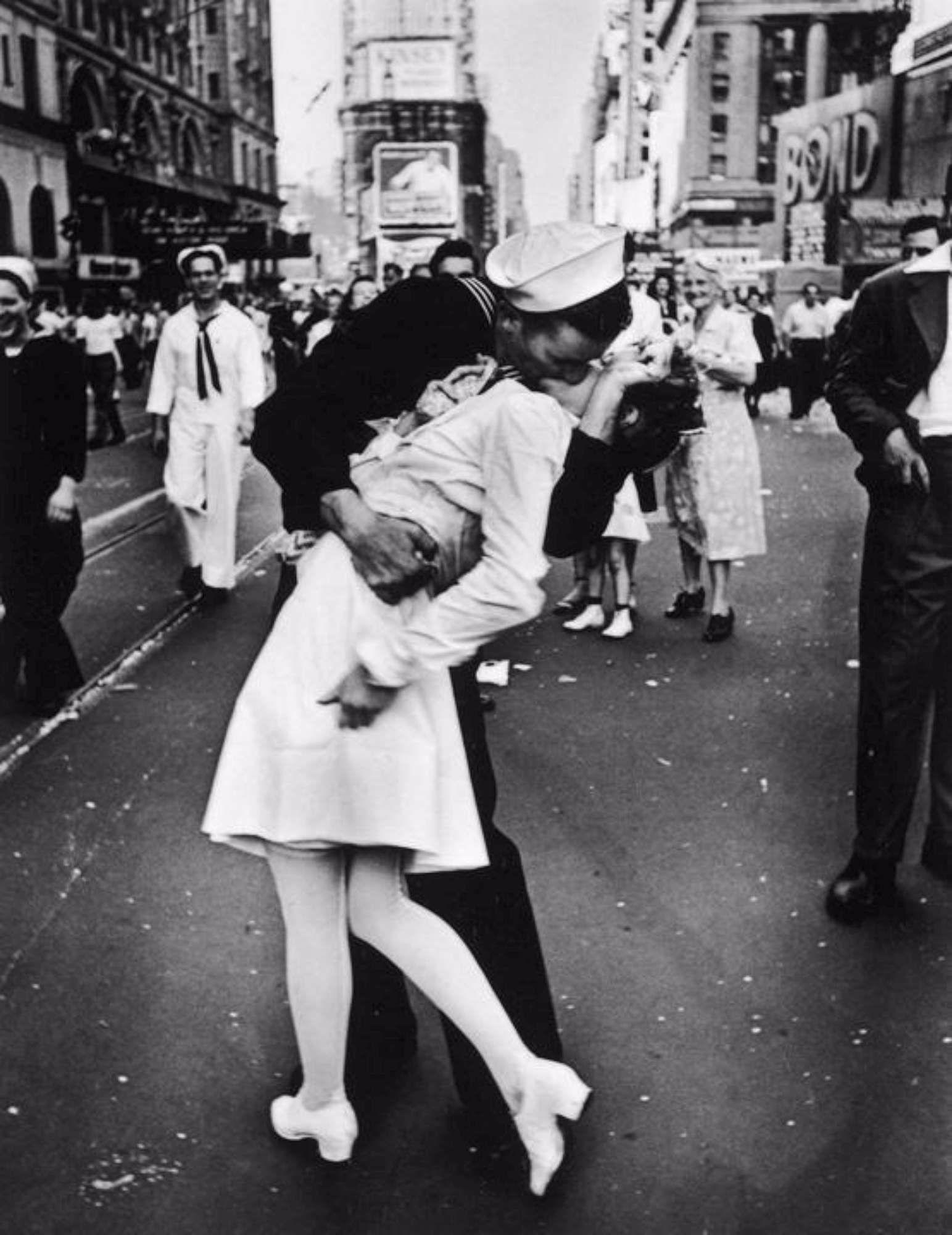 Addio a George Mendonsa, il veterano del celebre bacio a Times Square