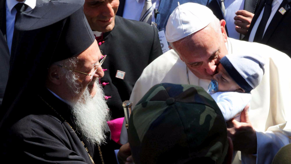 Lesbo, il Papa tra i profughi: "Non siete soli, non perdete speranza"