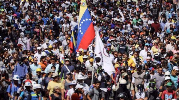 Venezuela, Parlamento in mano a opposizione chiede protezione