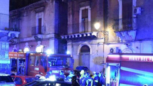 Napoli, incendio in un antico edificio del centro