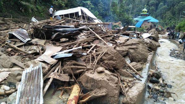 Alluvioni in Indonesia: almeno 27 morti, tra loro anche 12 bambini