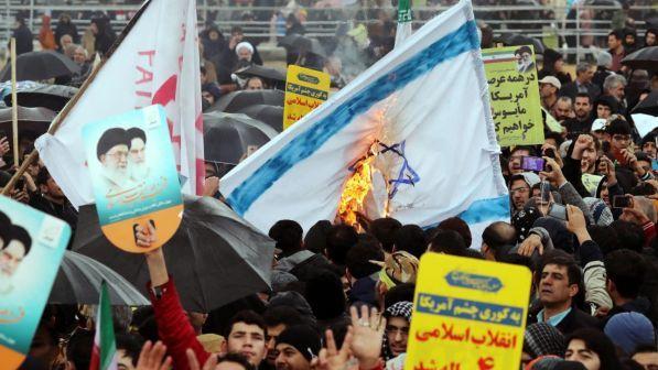 Iran, bruciate bandiere Usa per 40esimo rivoluzione islamica