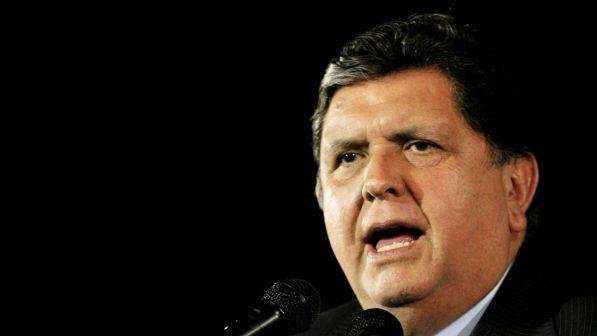 Perù, l'ex presidente Alan Garcia si uccide durante l'arresto
