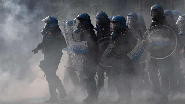 Scontri Genova, ferito un giornalista: il questore si scusa con lui