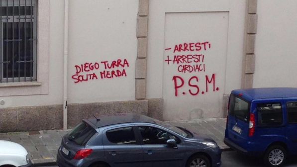 Genova, su un muro insulti al poliziotto morto d'infarto a Ventimiglia, il Siap: "Matrice anarchica e vergognosa"