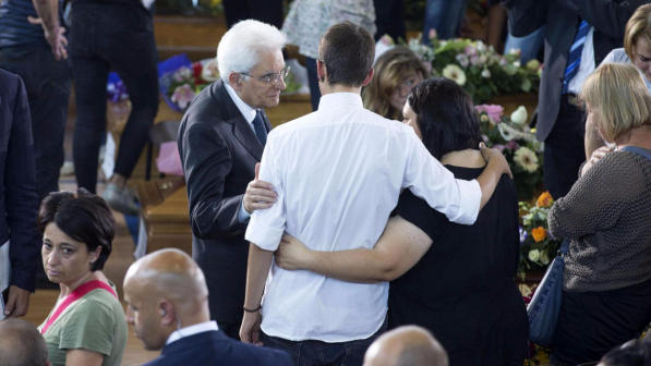 Terremoto, è lutto nazionale: ad Ascoli Piceno i funerali delle vittime, l'abbraccio di Mattarella ai parenti