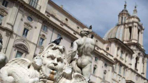 Roma, ordinanza anti-bivacchi nei pressi delle fontane storiche: scattano le prime multe