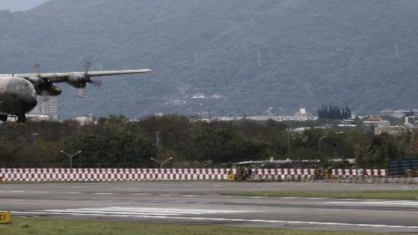Taranto, aereo militare perde potenza in decollo: danni a scalo