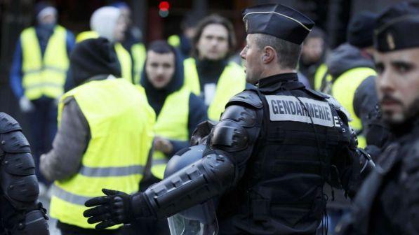 Marcia gilet gialli a Parigi, primi lacrimogeni contro la folla