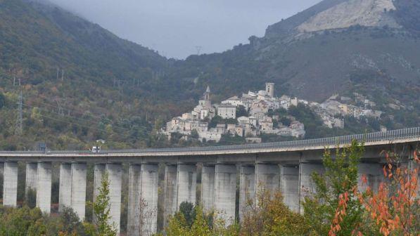 L'Aquila, si infuria con casellante A24 e lo aggredisce con motosega